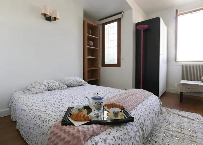 Apartment Overlooking The Tour Eiffel